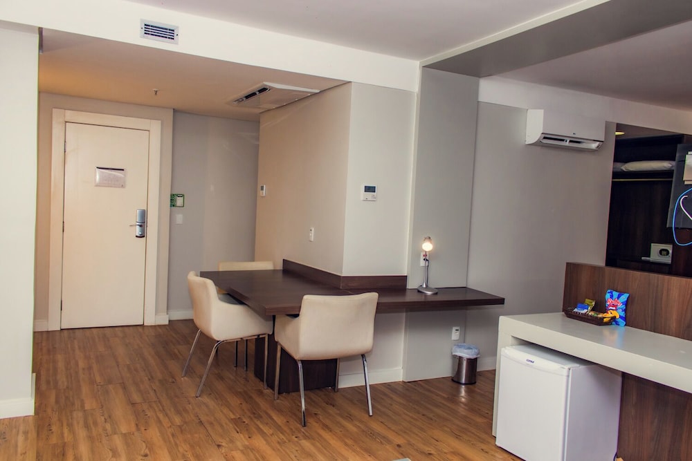 Delmond Hotel 51/70