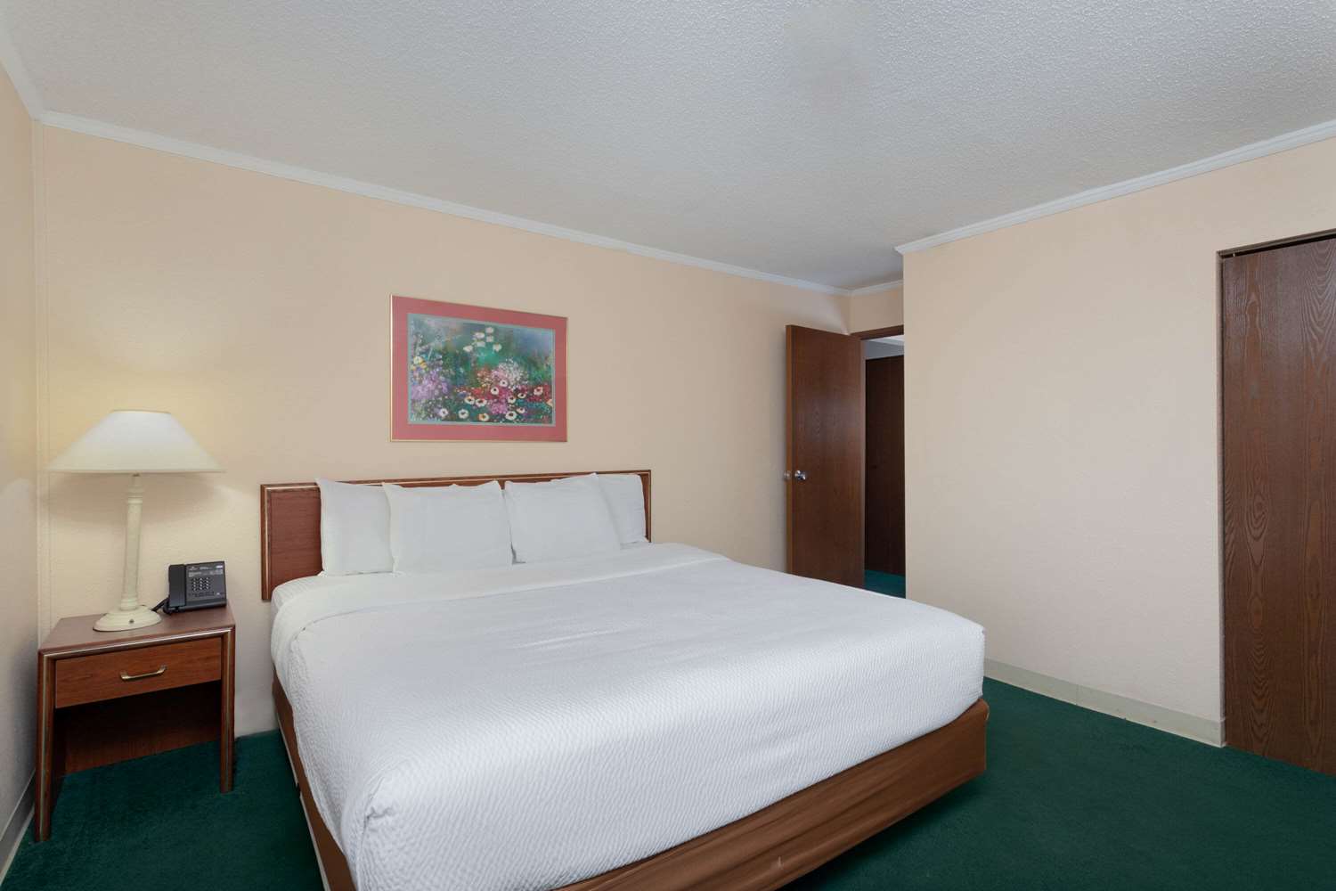 Norwood Inn & Suites by BlissPoint 4/38