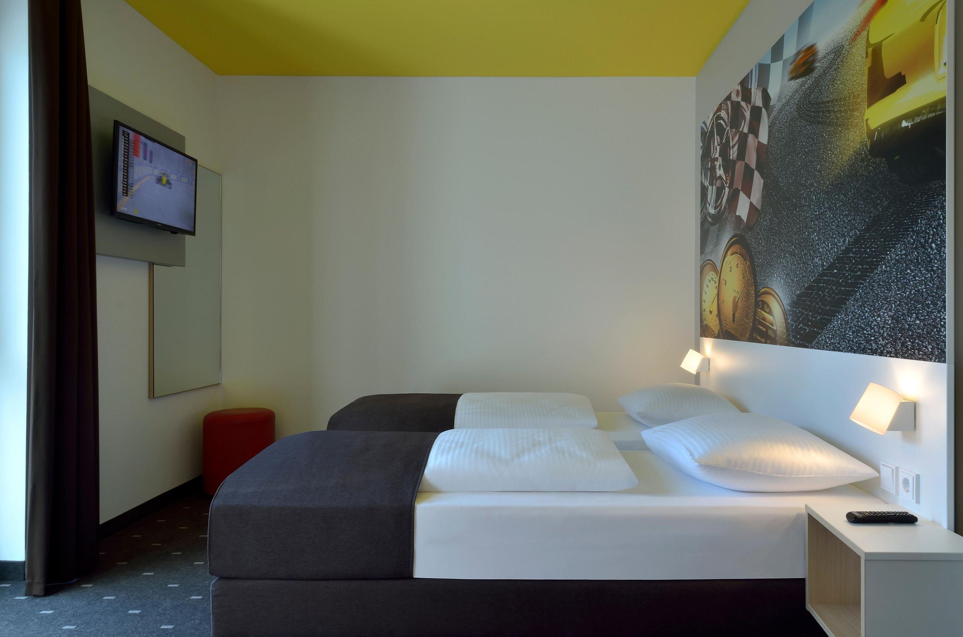 Room, Single, Twin Beds
