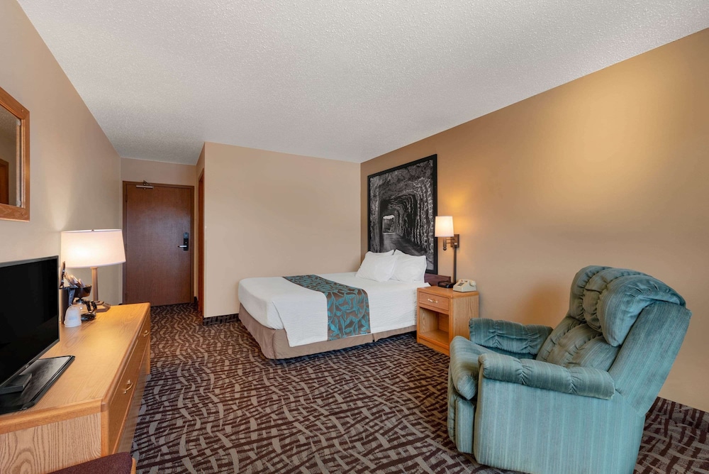 Super 8 by Wyndham Hill City/Mt Rushmore/ Area 11/23