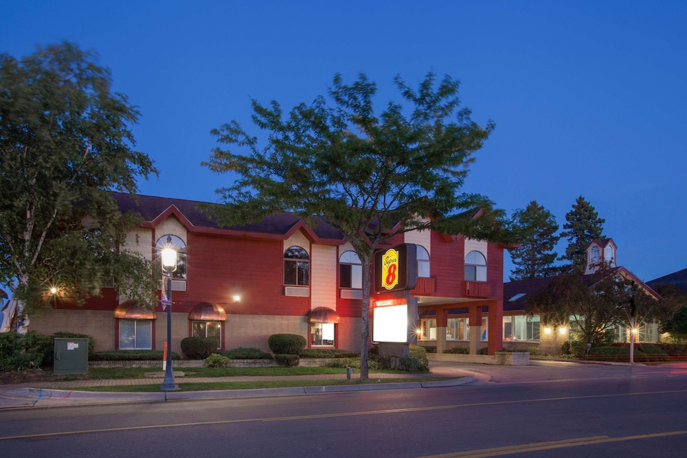Super 8 by Wyndham Mackinaw City/Beachfront Area photo2