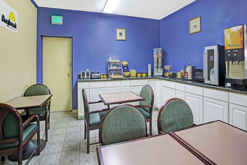 Days Inn By Wyndham Benson 30/33