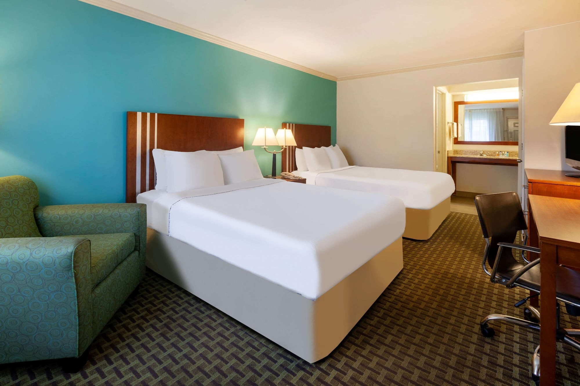غرفة بسريرين مزدوجين لذوي الإعاقة، Days Inn by Wyndham Austintown 2/2