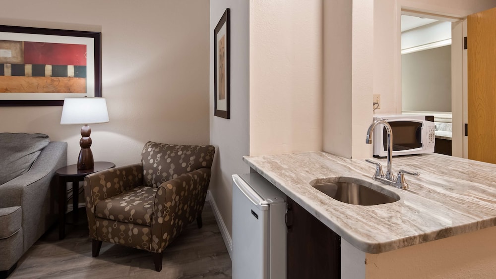 Best Western Plus Ambassador Suites Venice 16/40