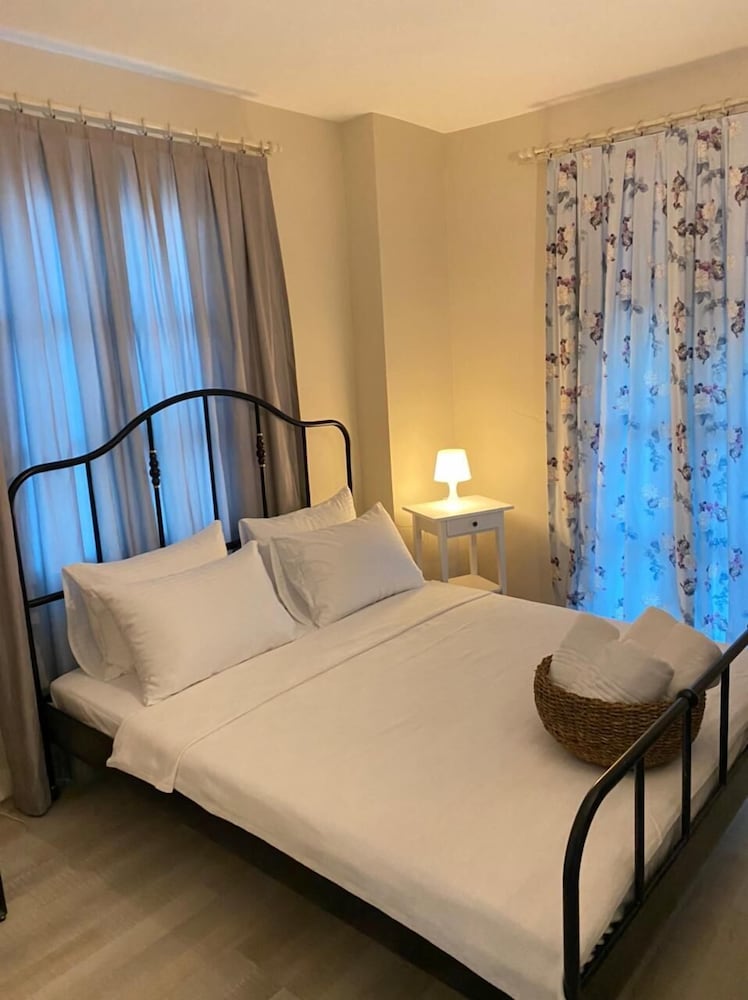 DELUXE, DOUBLE BED