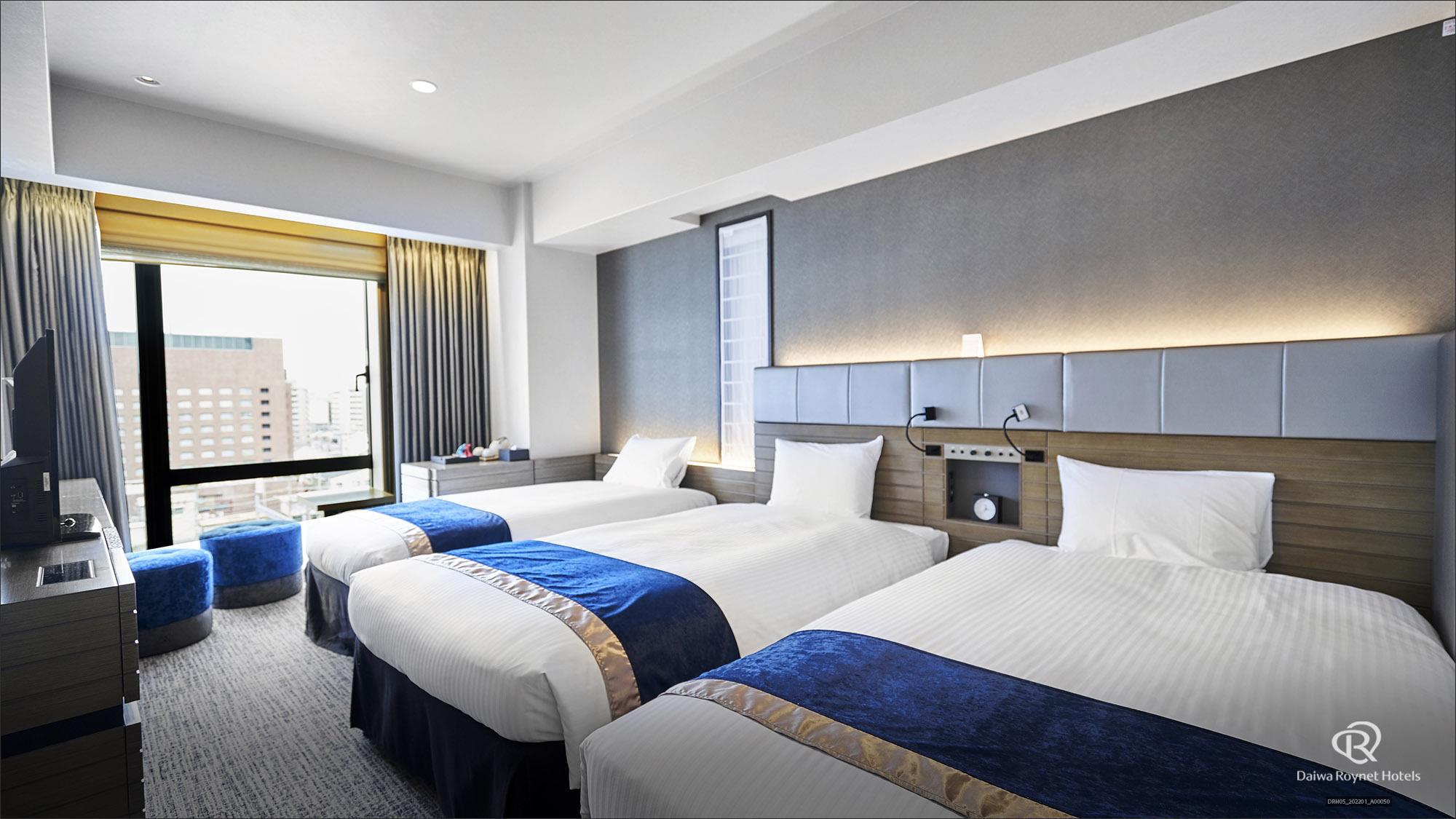 Deluxe, Twin Beds, Station View, Smoking