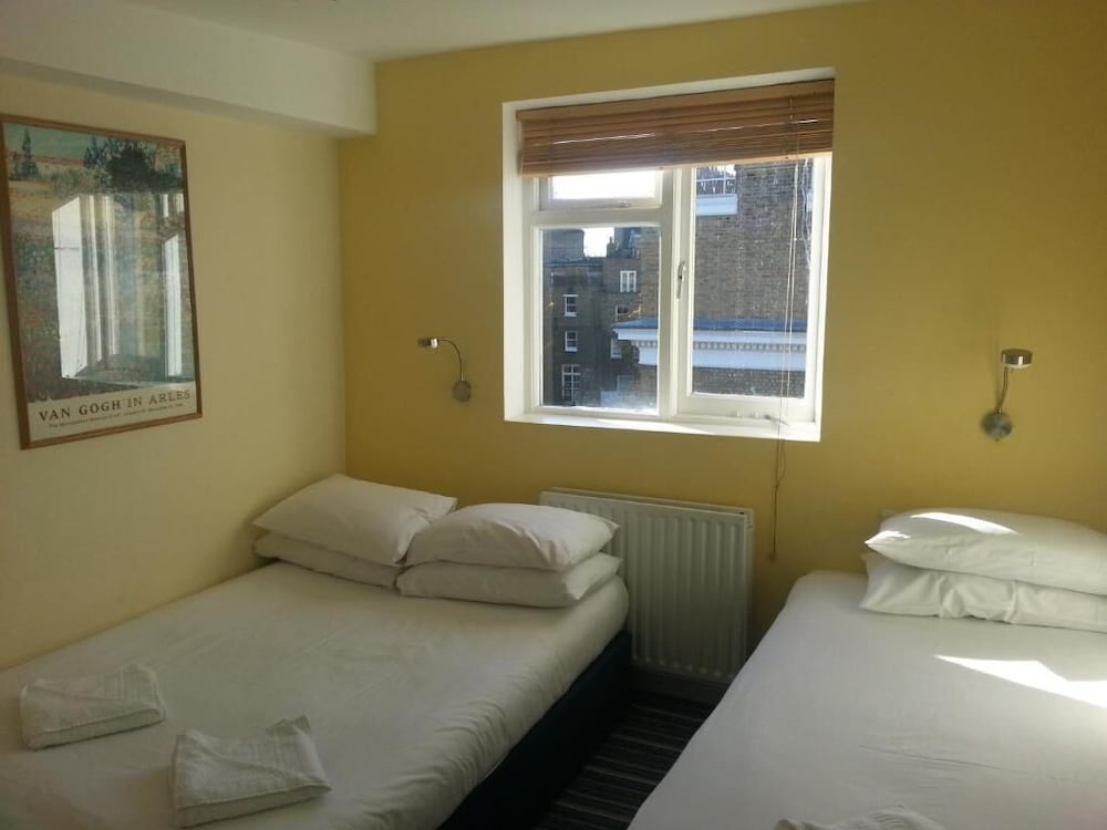 Manor Hotel 13/58