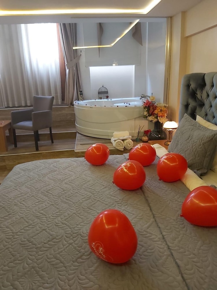 Aiza Suites 37/53