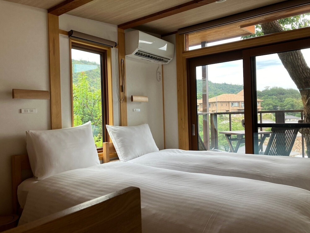 Tree House, Oak, Twin Beds, Sofa, Sauna