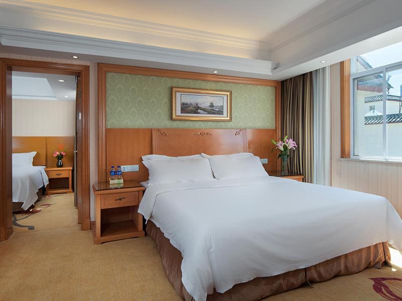 Vienna International Hotel (Lijiang Yuxue Avenue) 25/35