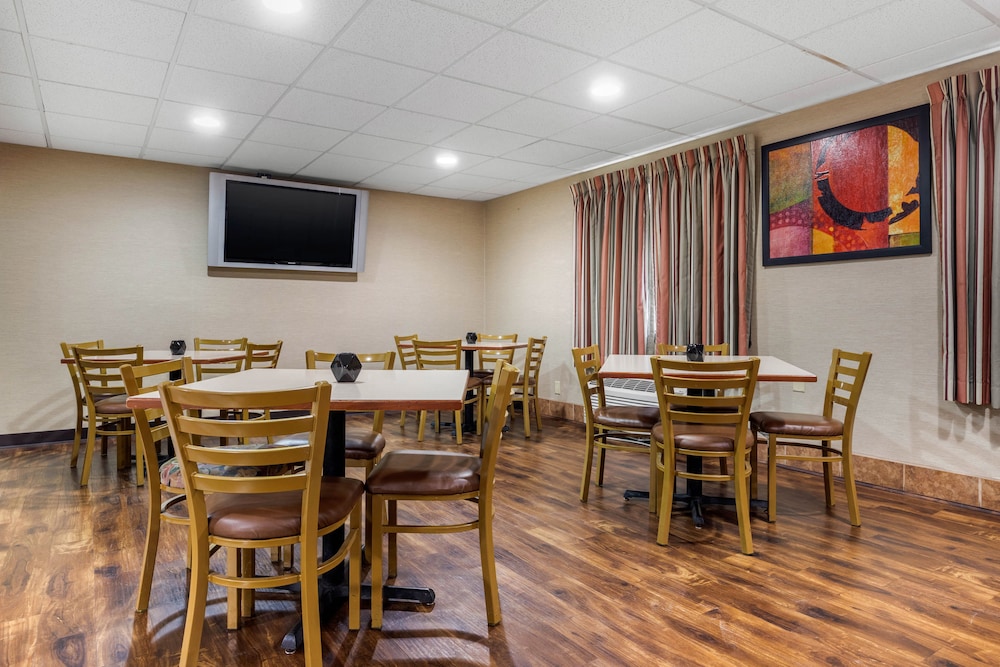 ECONO LODGE MILWAUKEE AIRPORT 20/25