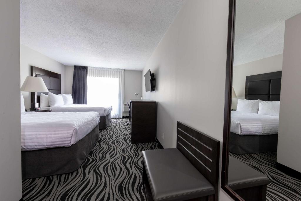 غرفة بسريرين كوين يُسمح فيها بالحيوانات الأليفة في الطابق الأرضي، SureStay Hotel by Best Western Castlegar 3/4