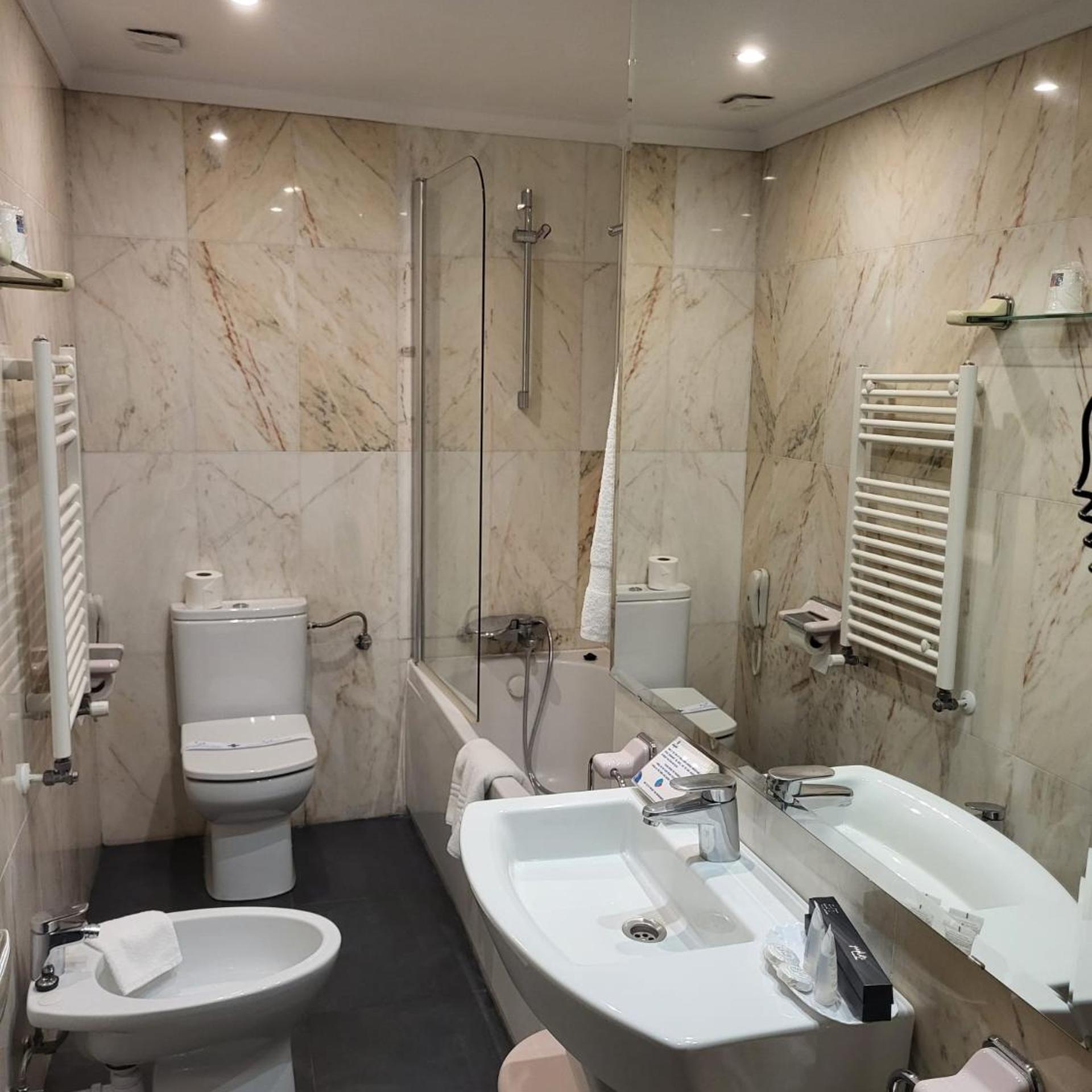 Hotel Leonor Miron 51/55