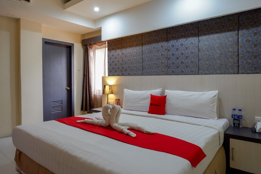 RedDoorz Plus near Hotel Benua Kendari 10/23