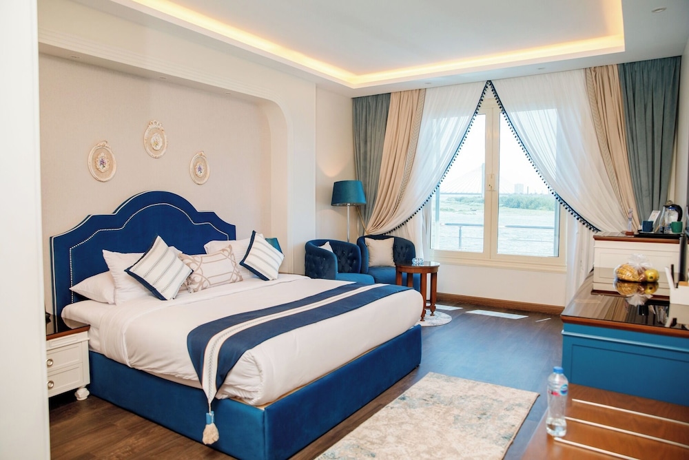 Room, Queen Bed, River View