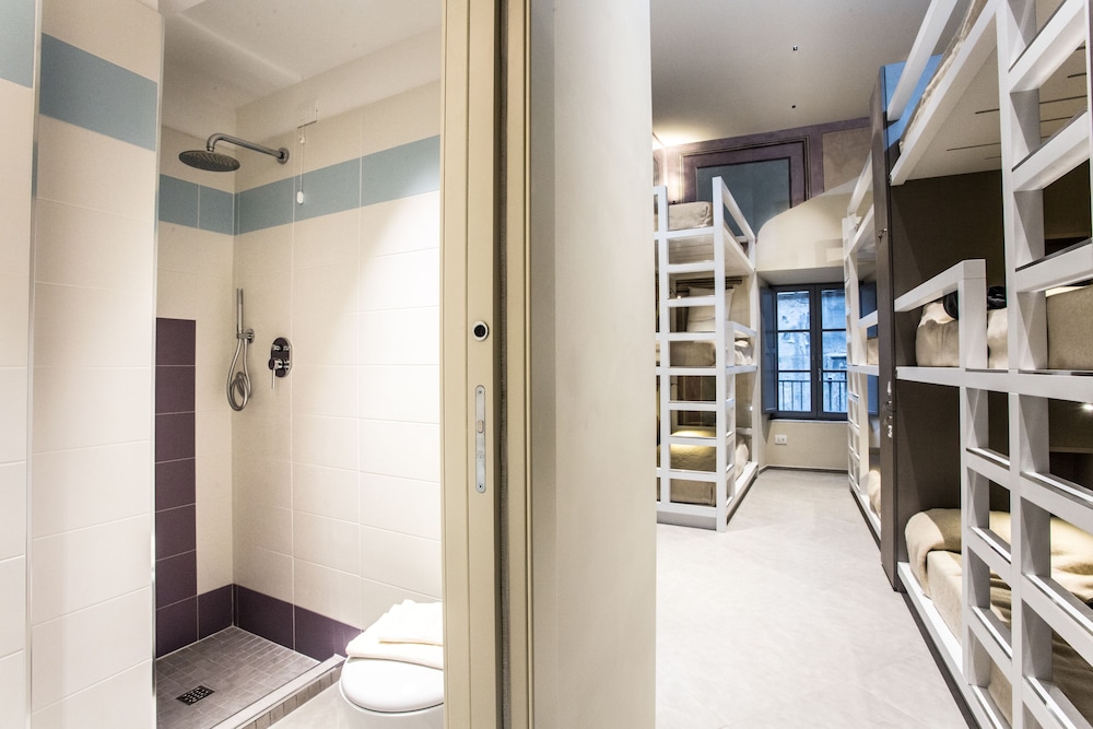 Little Italy Hostel 32/32