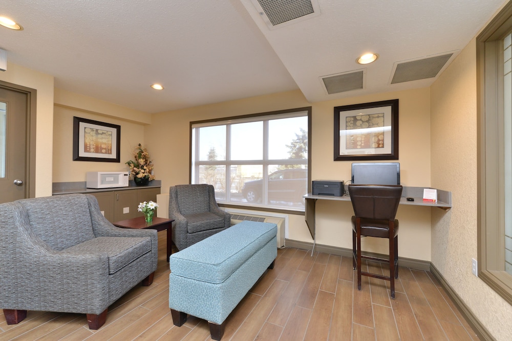 Super 8 by Wyndham Calgary Airport 18/24