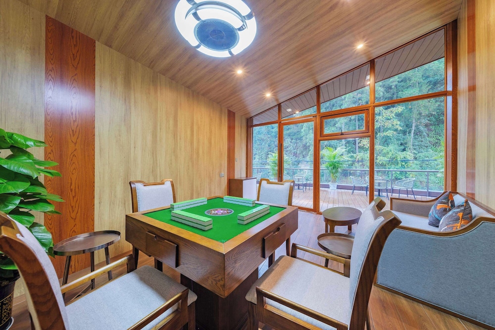Howard Johnson Lake Serenity Hotel Neijiang 32/46