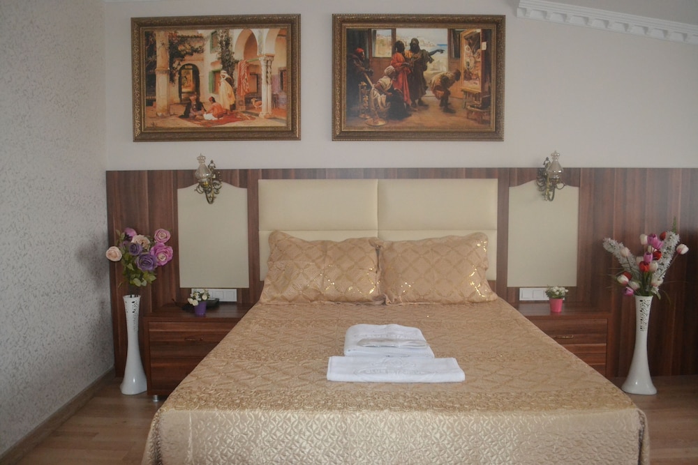 Peradise Hotel 13/50