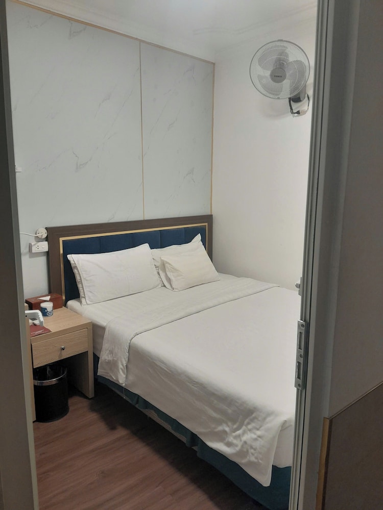ROOM, SINGLE