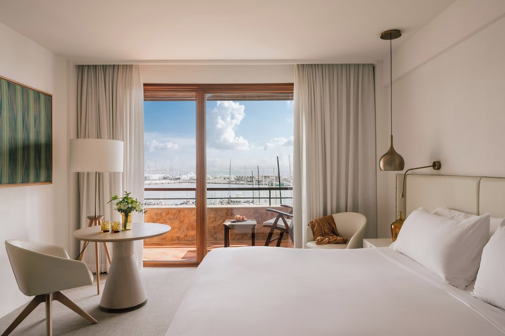Red Level, Supreme, King Bed, Sea and Cathedral View