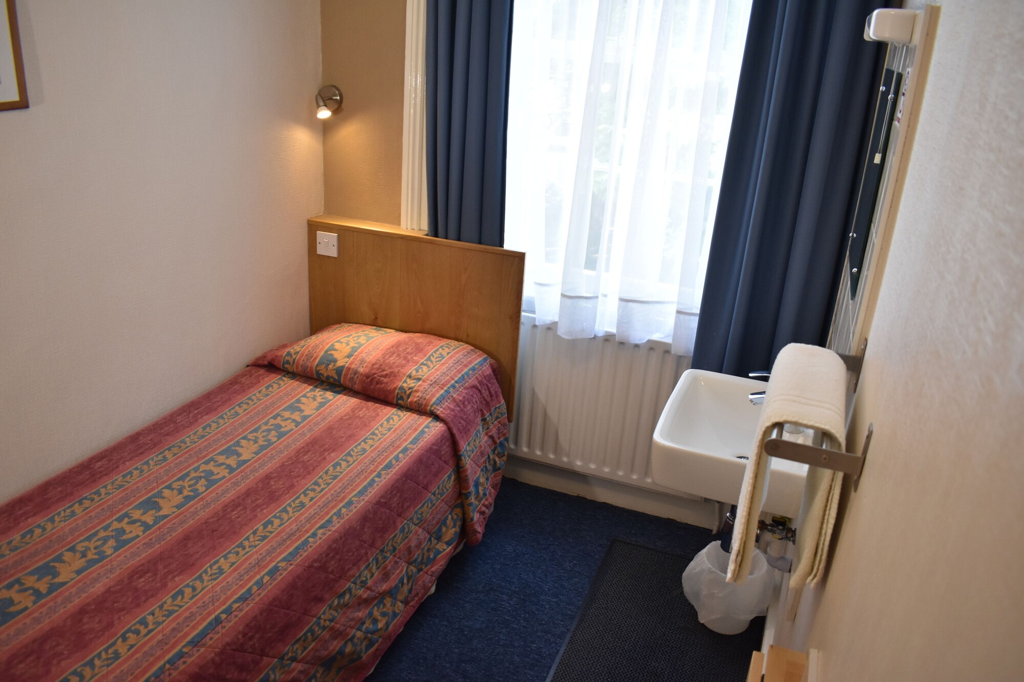 ROOM, SINGLE, SHARED BATHROOM
