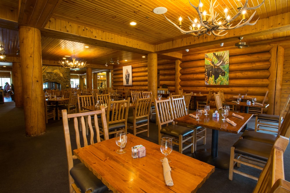 Headwaters Lodge And Cabins At Flagg Ranch 40/55