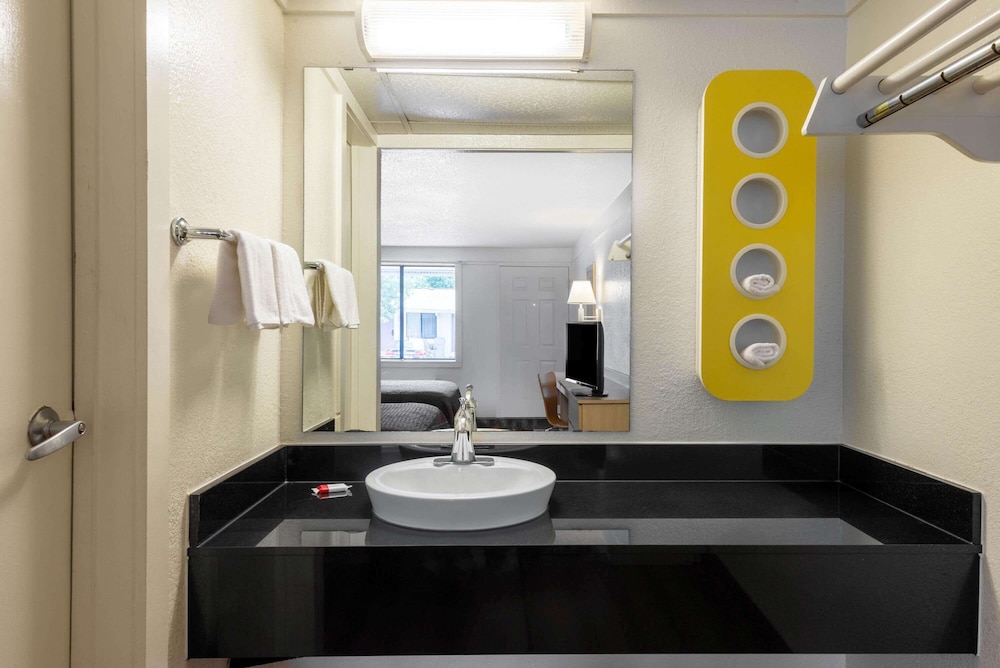 Travelodge by Wyndham Essington / Philadelphia Airport 19/19