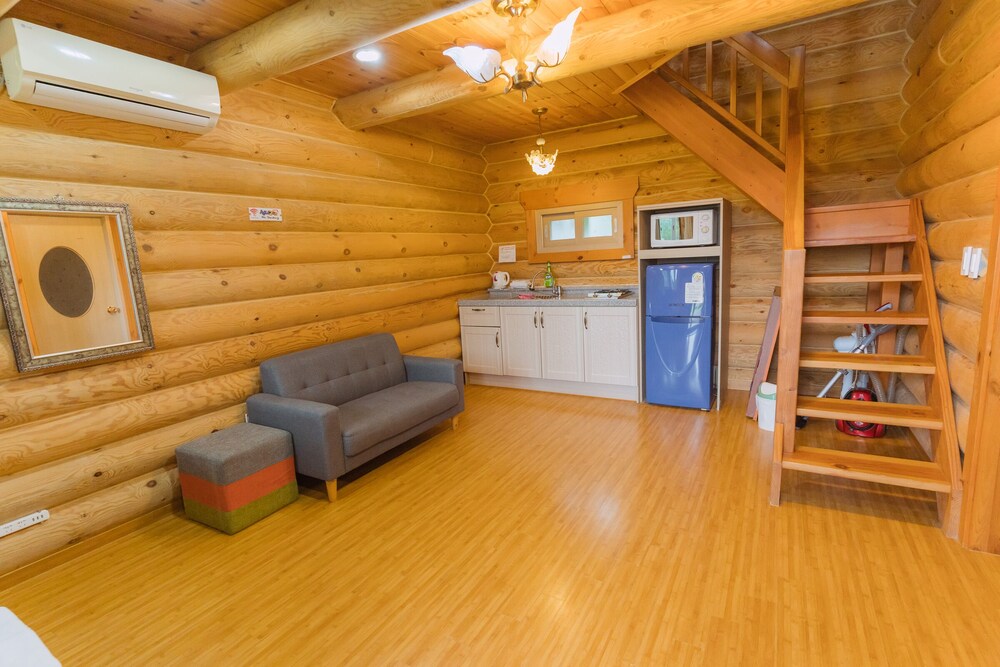 Jeju Jungmun Log Pension Resort 35/50