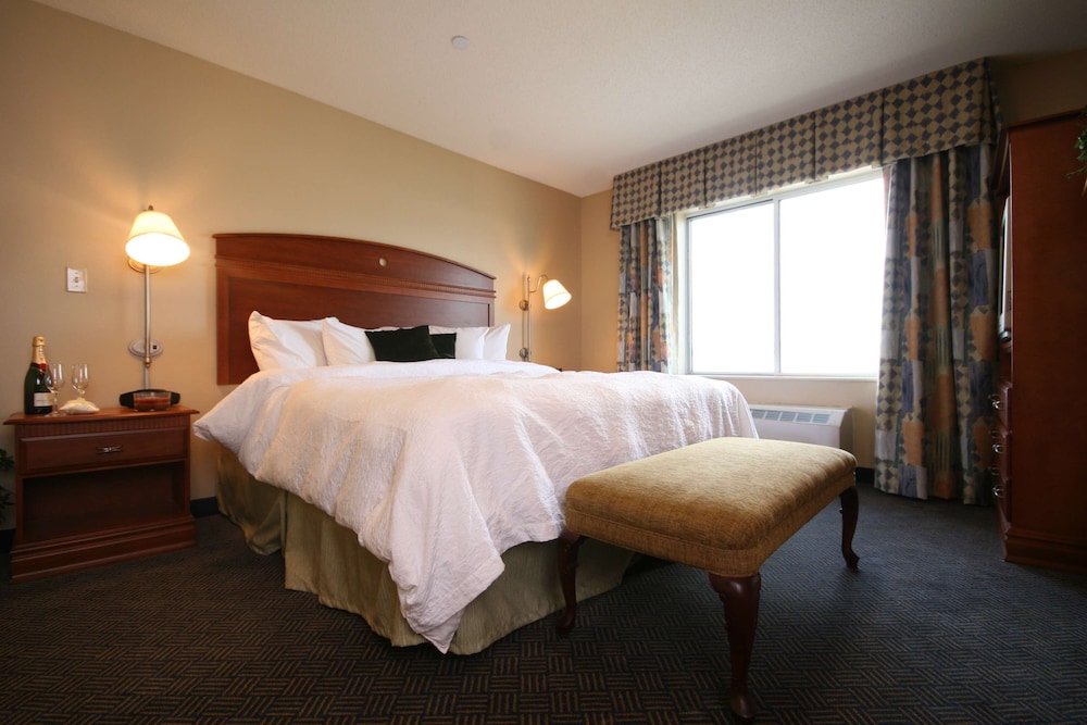 جناح بسرير كينج مع أريكة بمطبخ صغير، Hampton Inn Rutland 2/5