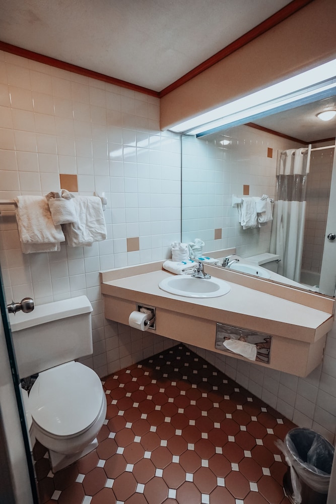 Lamplighter Inn Suites North 21/25