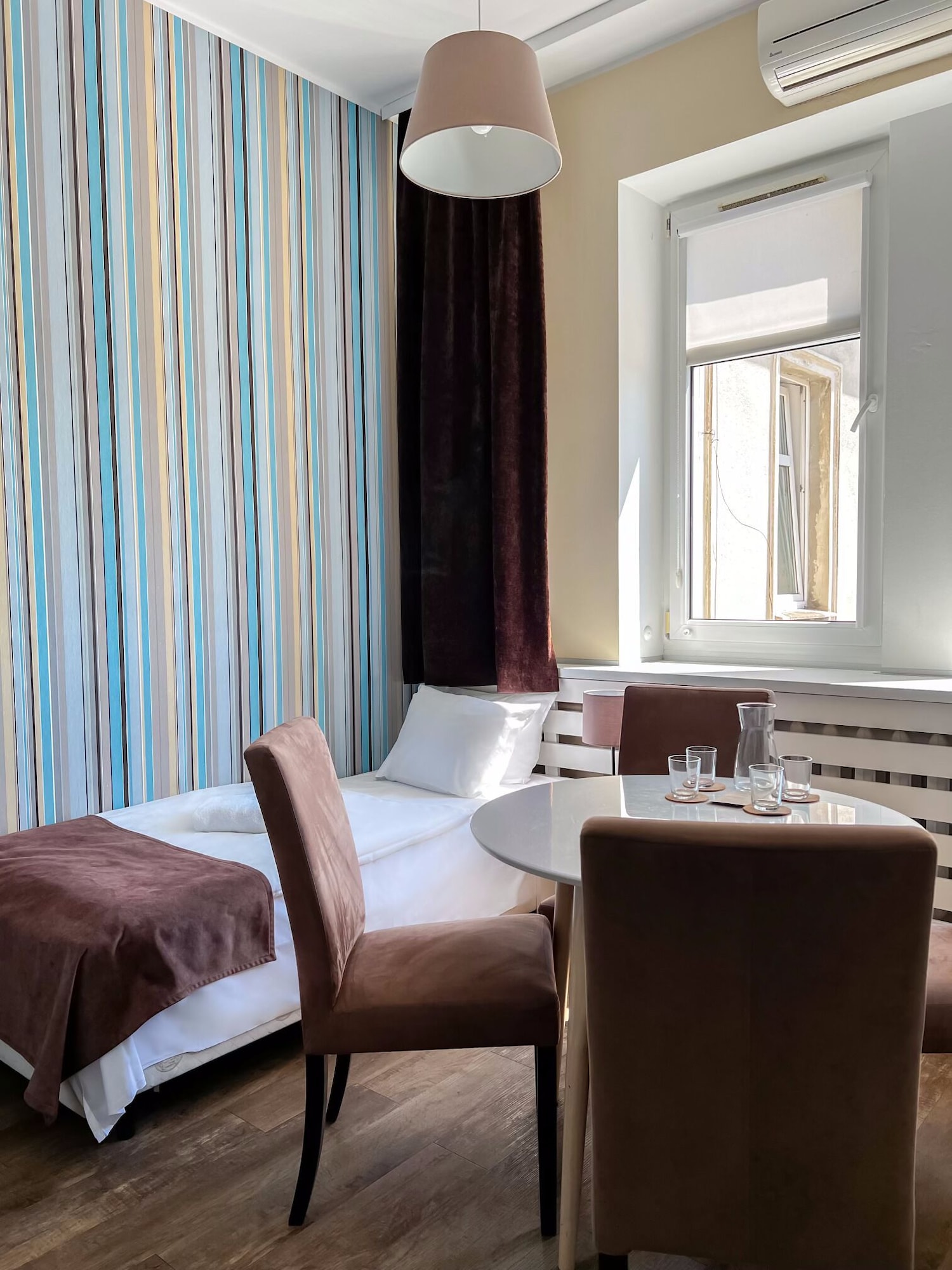 ROOM, QUADRUPLE