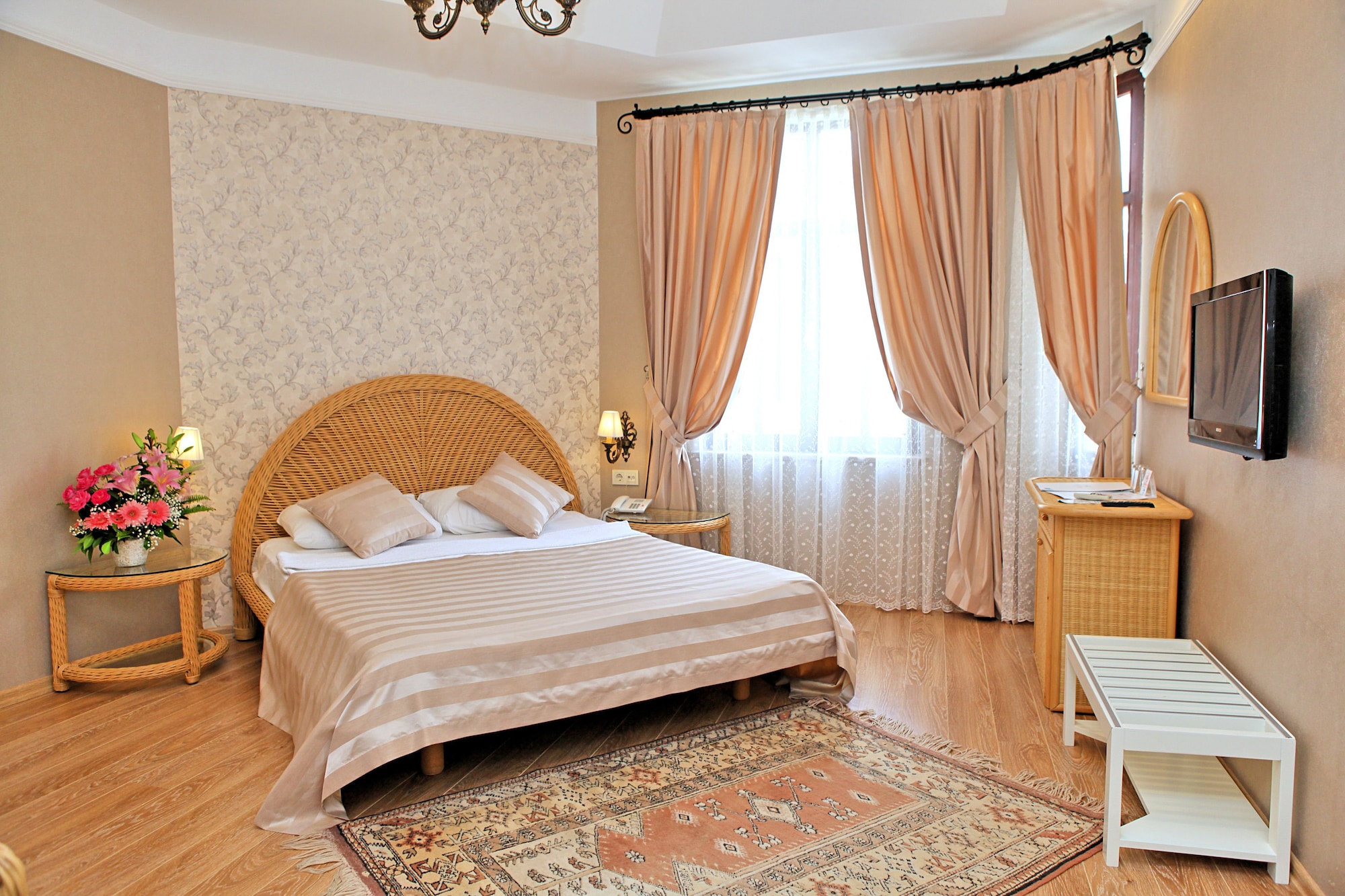 DELUXE, DOUBLE OR TWIN BED