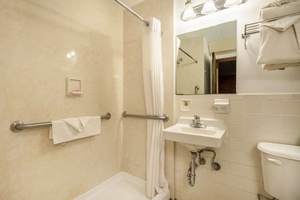 Econo Lodge Inn & Suites Windsor Locks Bradley Airport 17/25