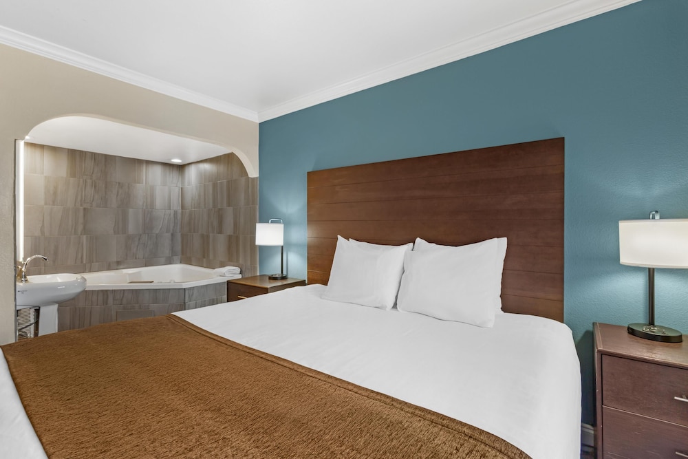 SUITE, KING BED, SOFA, JETTED TUB