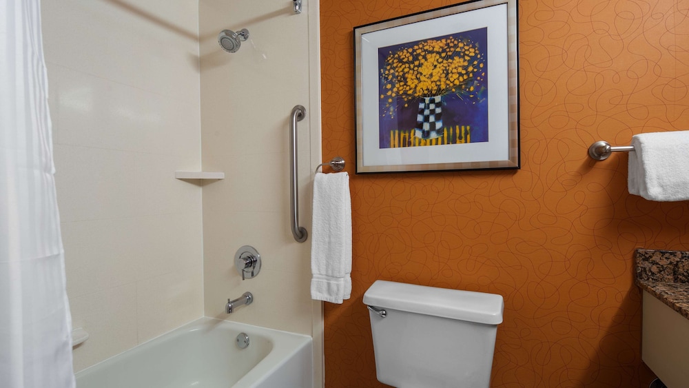 Best Western Plus Fresno Airport Hotel 23/68