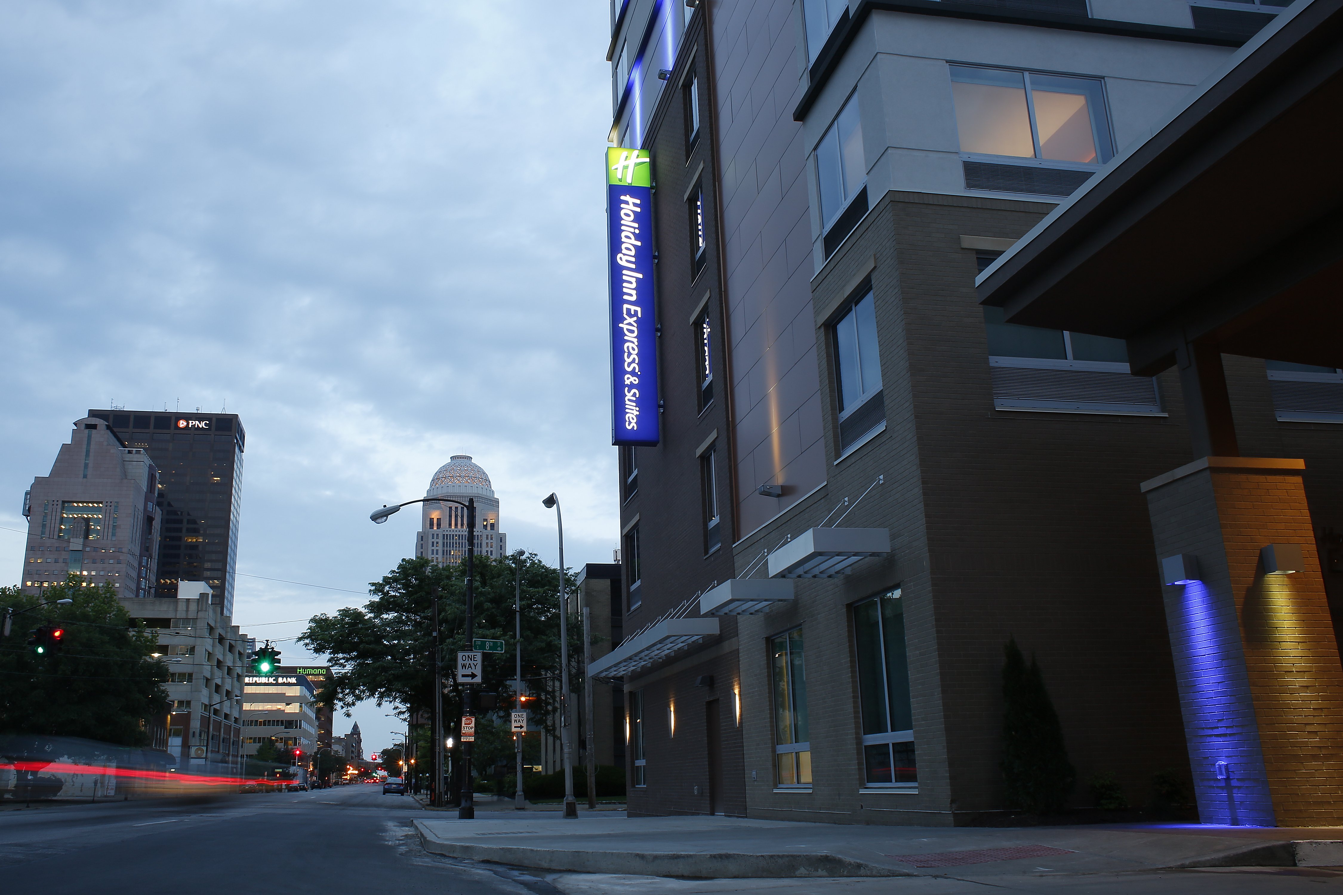 Holiday Inn Express And Suites Louisville Downtown 68/71