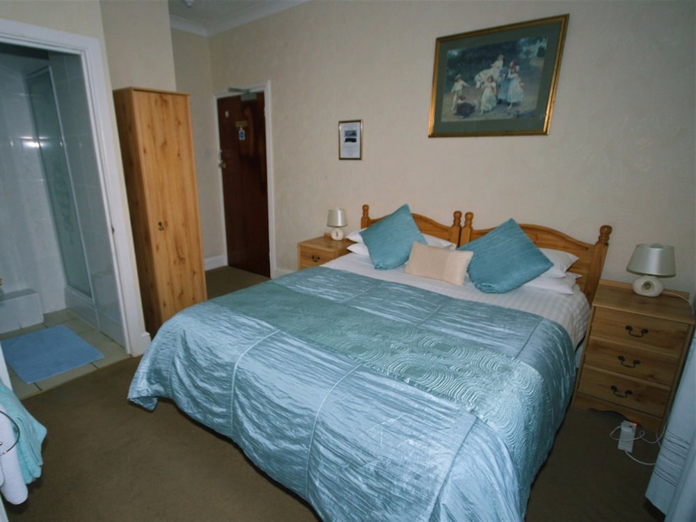 The Firs Guest House 6/45
