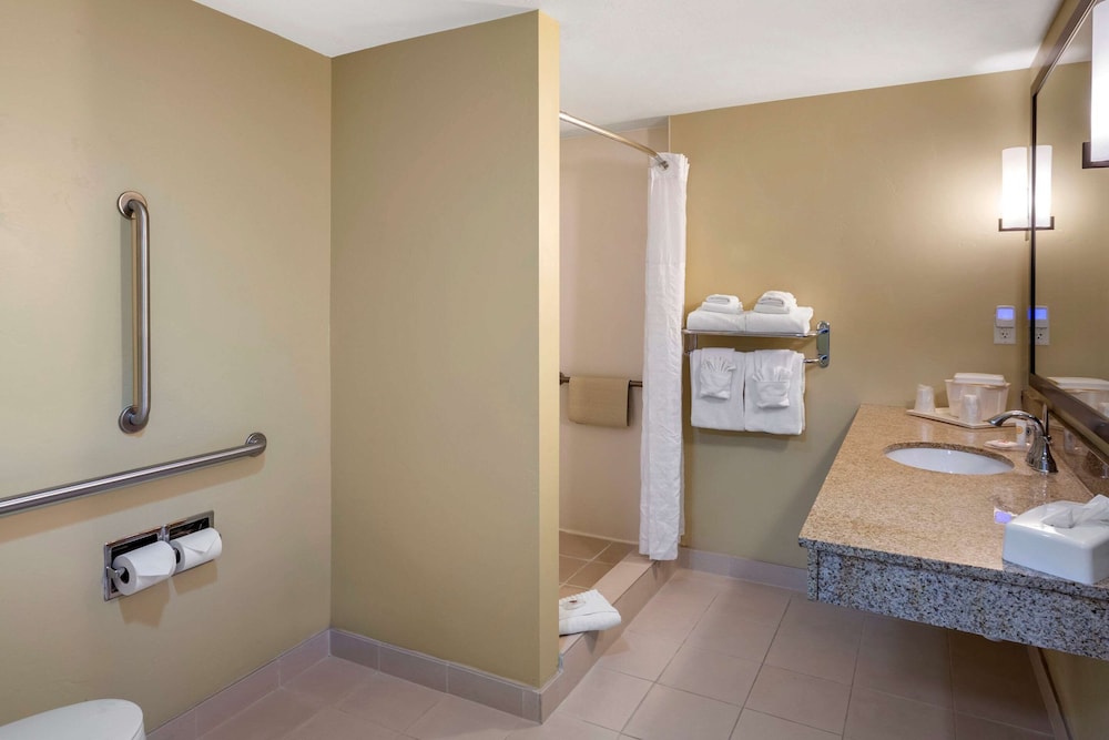 Comfort Inn & Suites Tooele-Salt Lake City 10/34