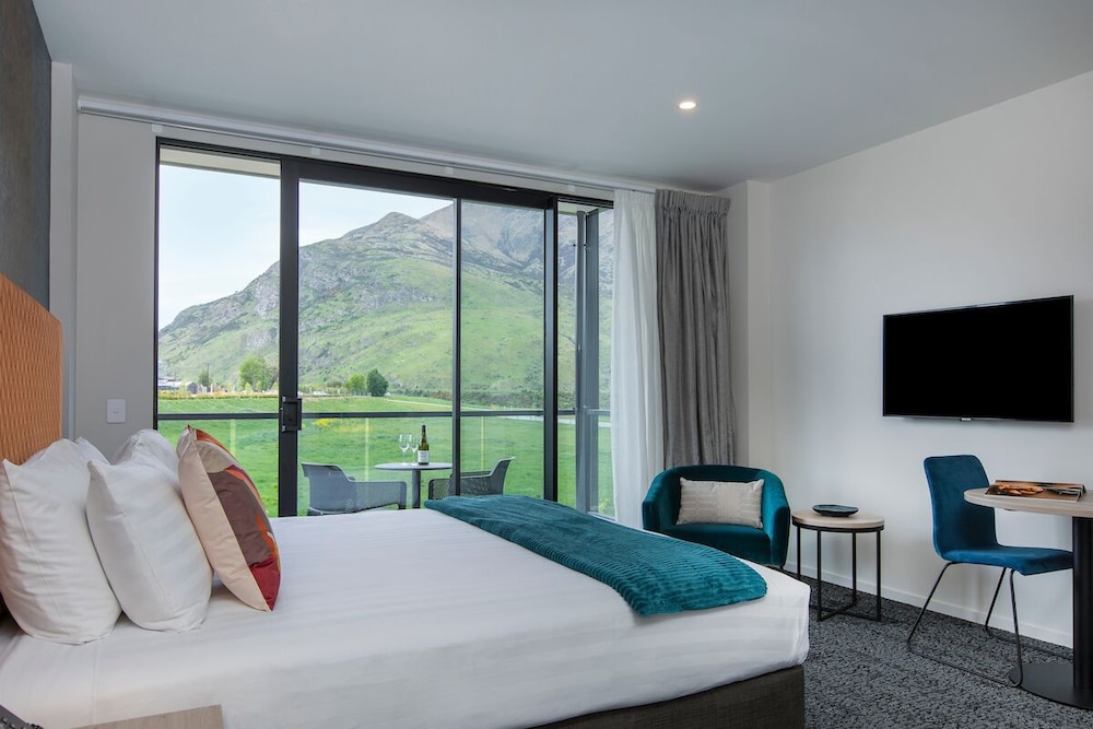 EXECUTIVE, STUDIO, KING BED, MOUNTAIN VIEW, BALCONY