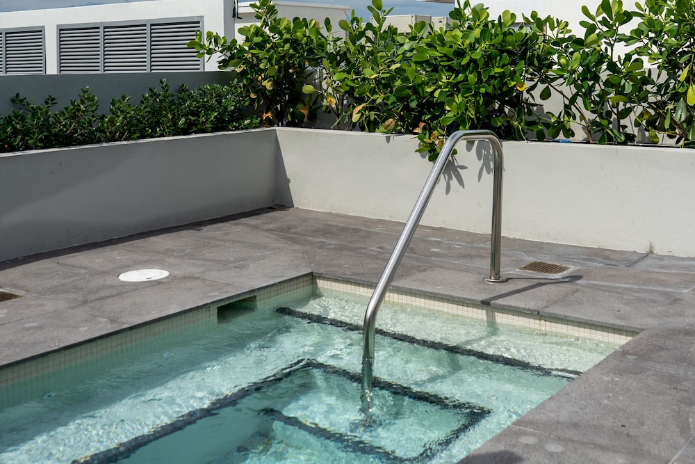 Nassau Suite Hotel 24/50