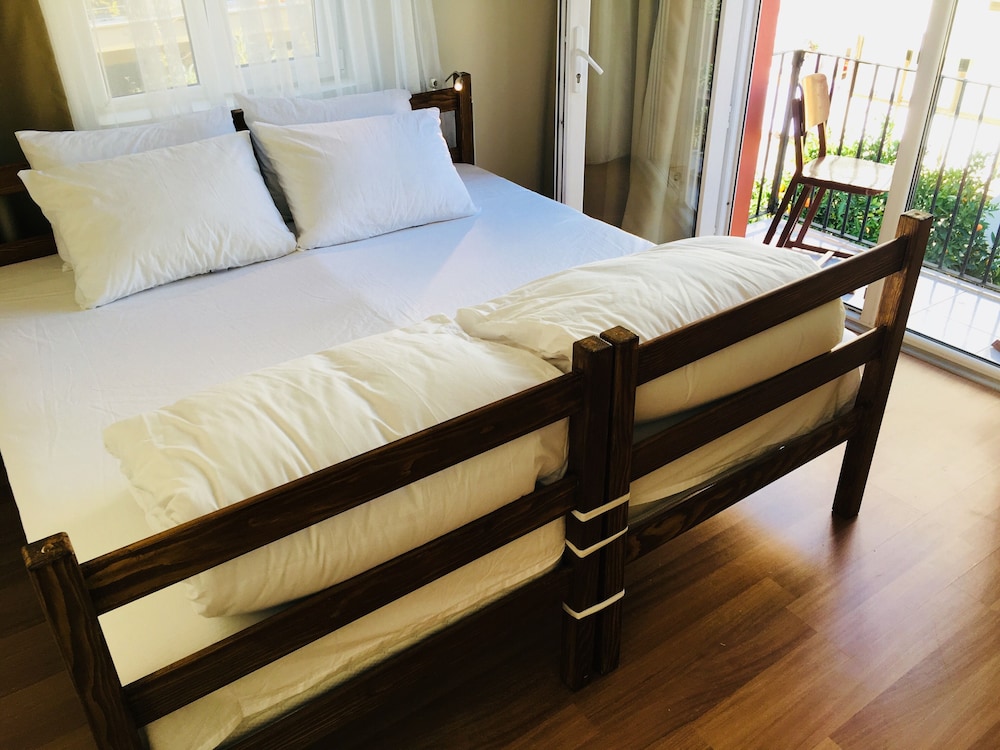 DELUXE, DOUBLE BED