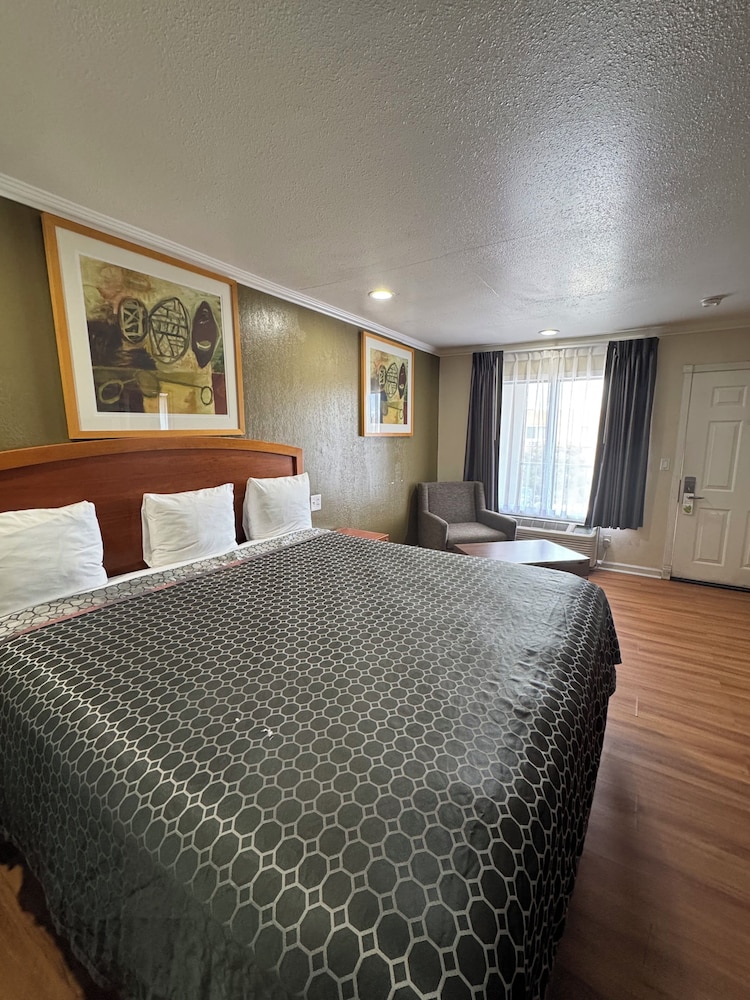 National Inn Garden Grove 14/60