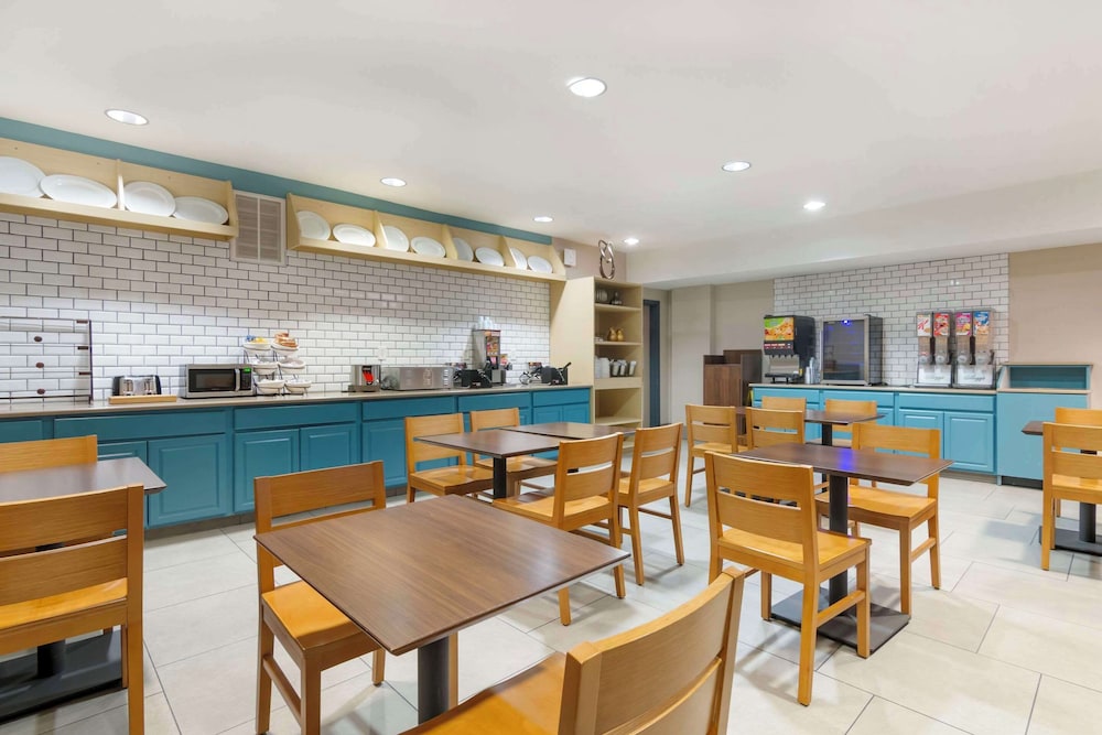 Country Inn & Suites by Radisson, Columbia, MO 31/40