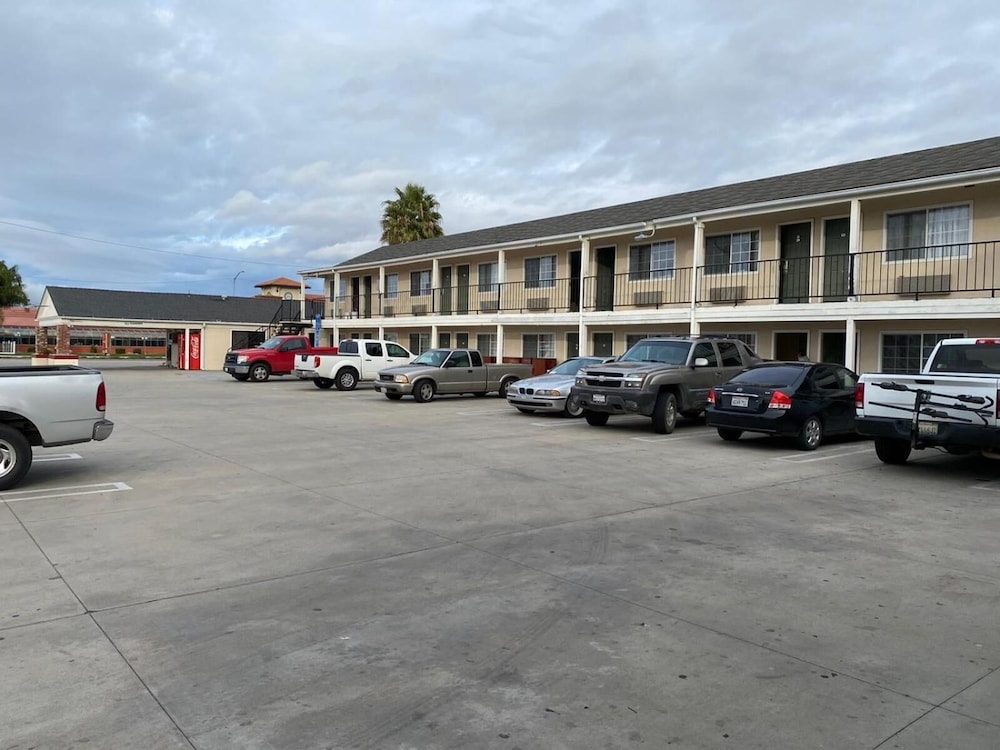 Colonial Motel 31/42
