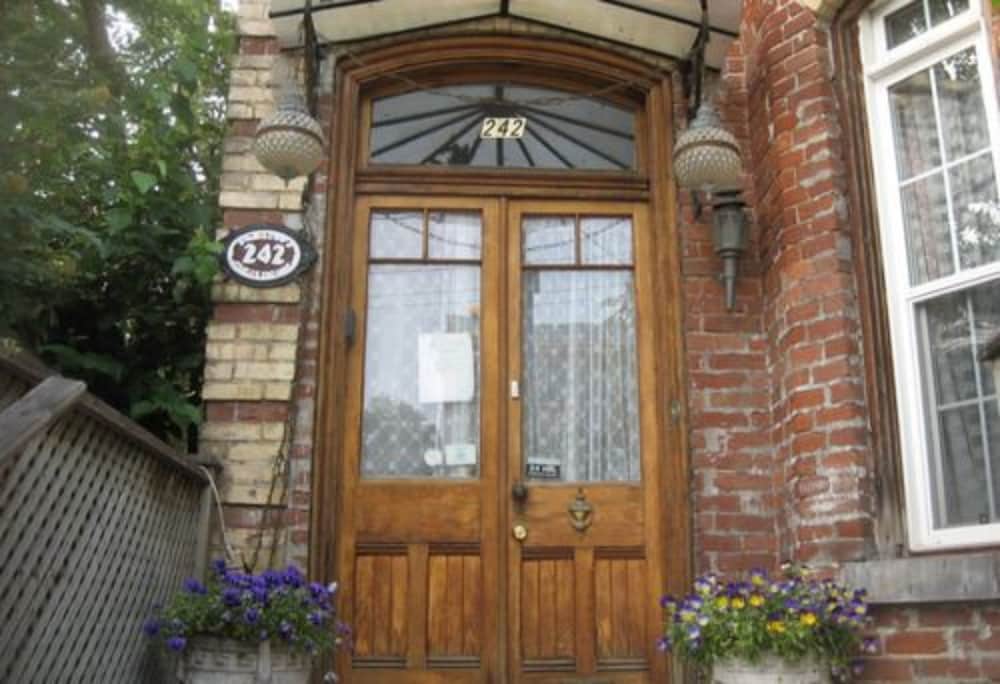 Pimblett's Downtown Toronto B&B 2/47