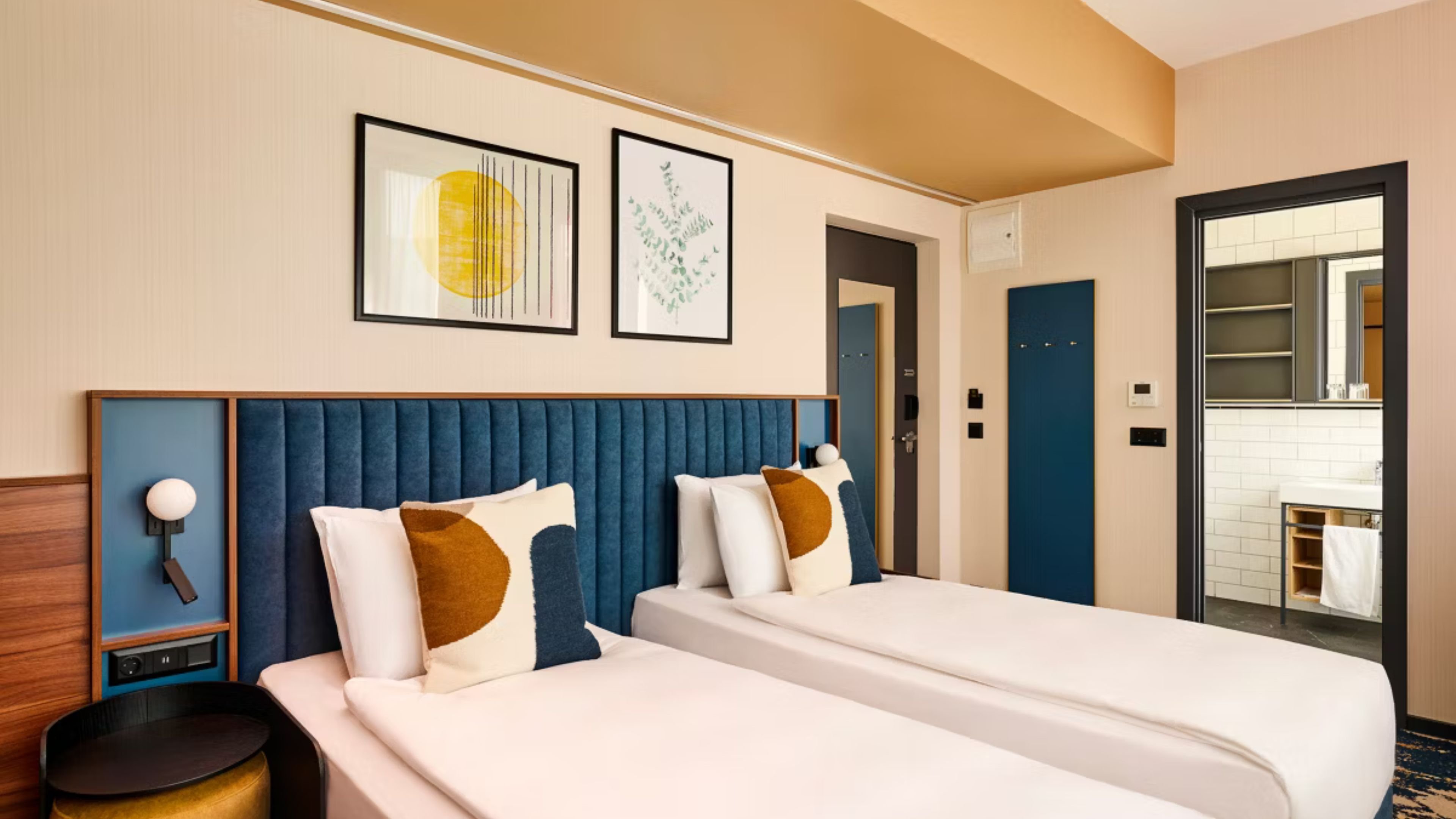D8 Hotel 21/77