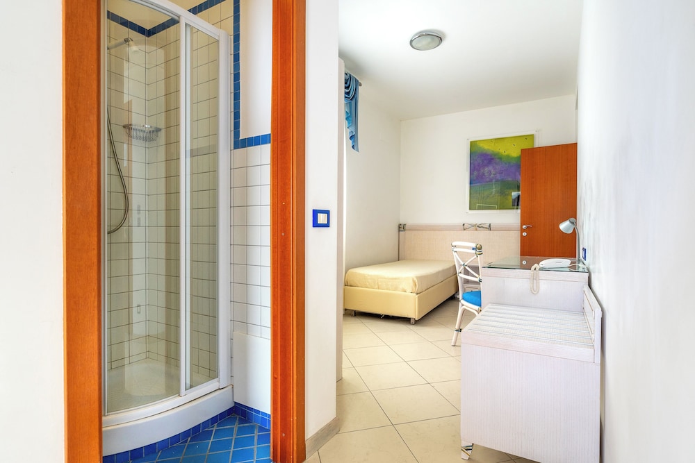 Elaia Garden Hotel 44/48