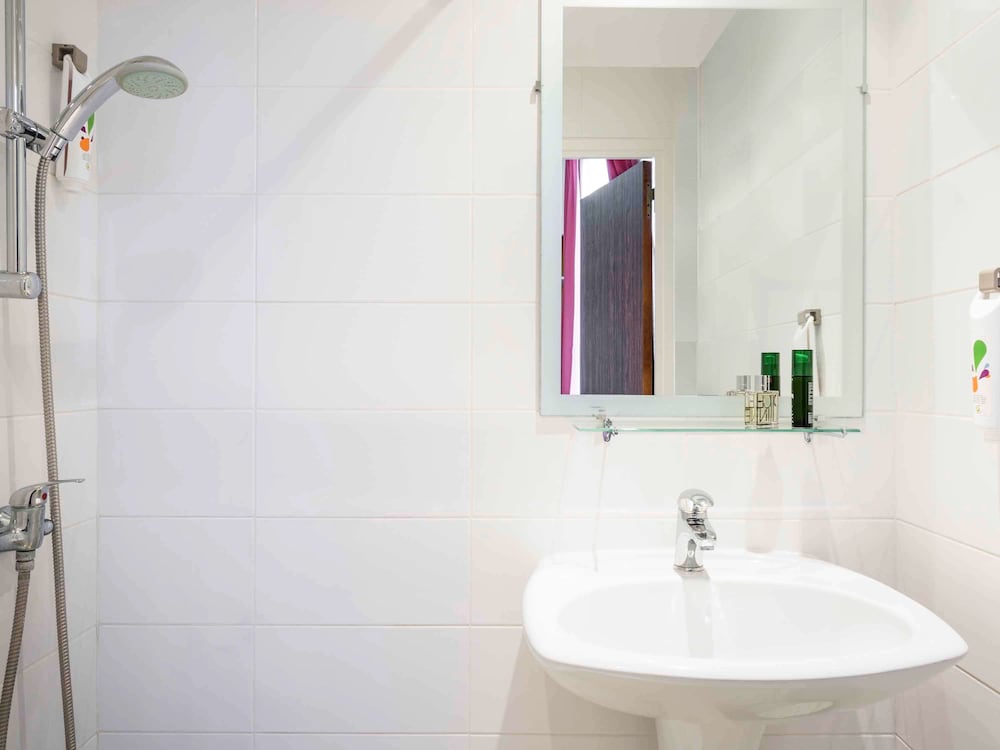 ibis Styles Asnieres Centre 28/78