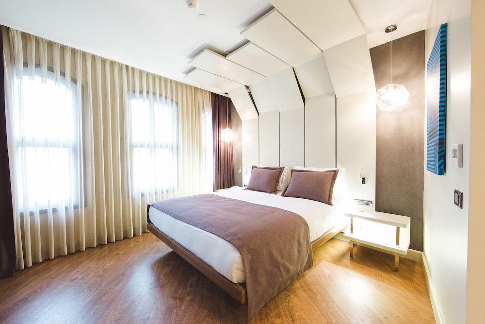 Maroon Hotel Pera 18/72